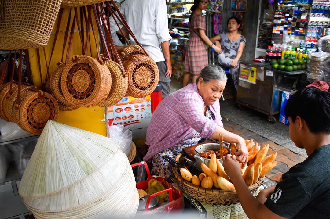 Useful tips to be safe when visiting markets in Vietnam 3