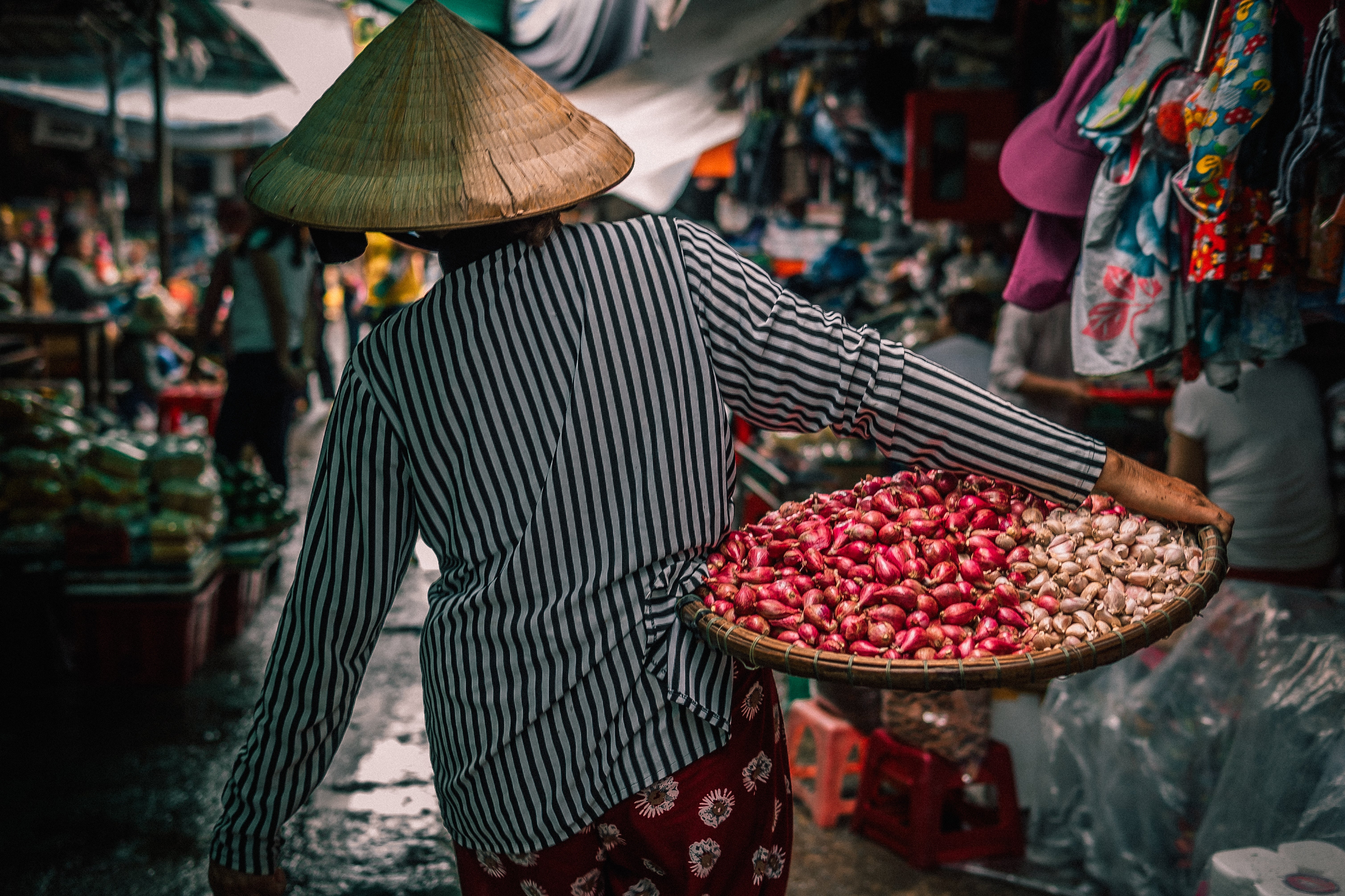 Useful tips to be safe when visiting markets in Vietnam 1