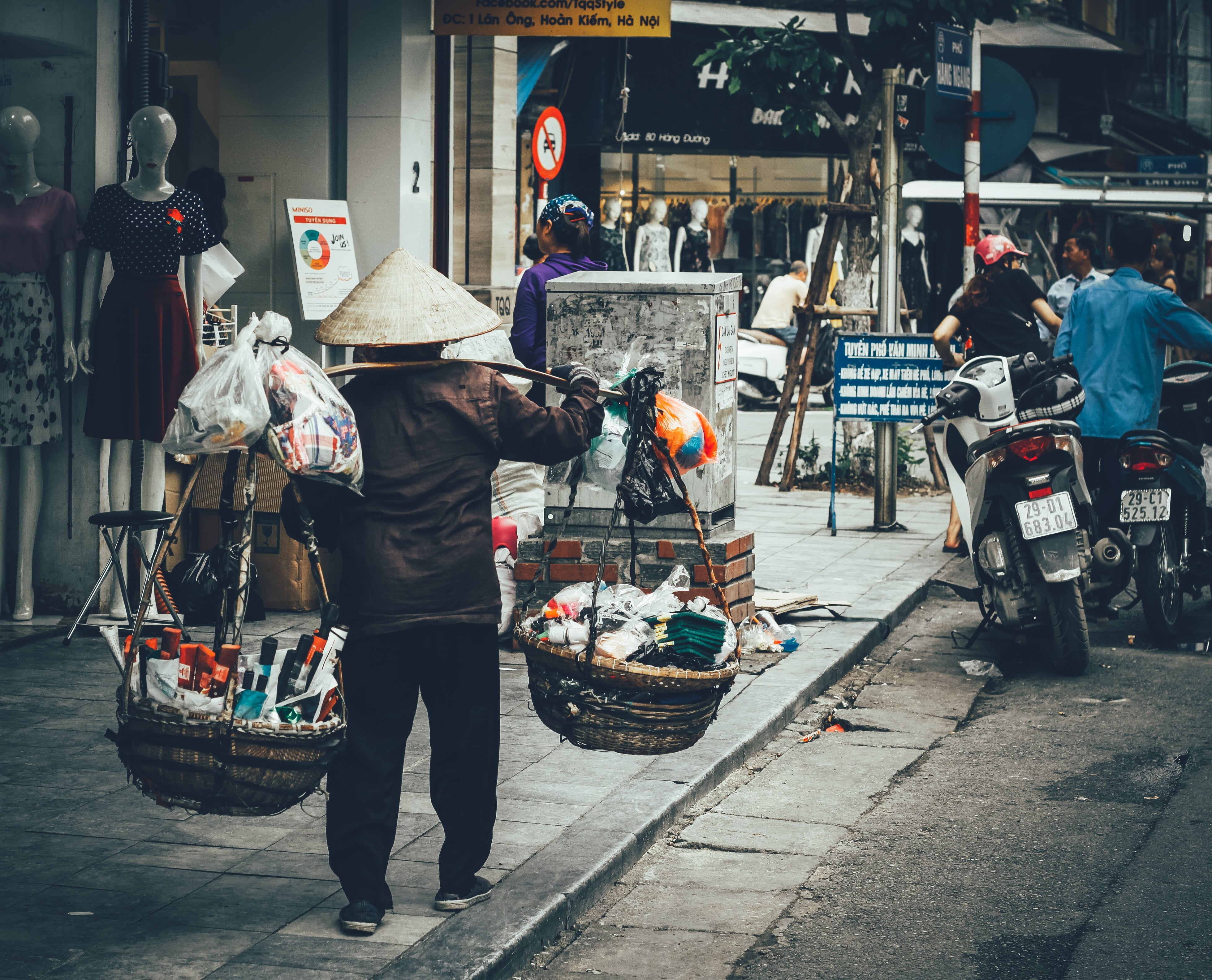 Useful tips to be safe when visiting markets in Vietnam 4