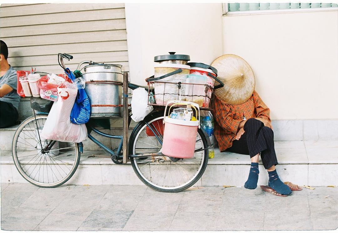 discover street vendor in vietnam